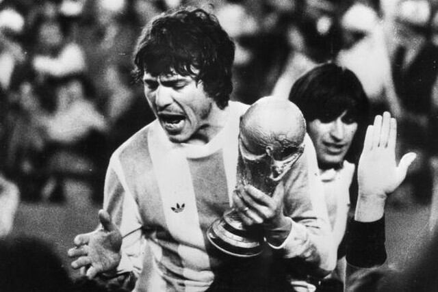 2. Daniel Pasarella (Argentina): 175 goles.