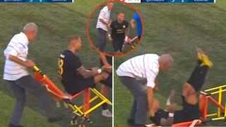 Video viral: Futbolista termina en el piso cuando era retirado en camilla