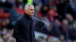 ¿Qué le pasa? Mourinho se divierte lanzando agua contra una cámara [VIDEO]