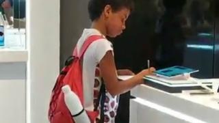 Niño de Brasil conmueve al mundo usando una tablet de exhibición para realizar sus tareas