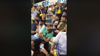 Dormido en la tribuna y terminó siendo el ‘hombre jenga’ por varios minutos