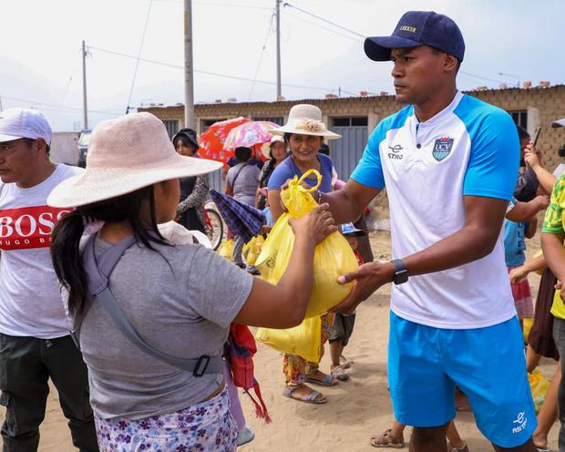 Jugadores de César Vallejo entregaron víveres a los damnificados por las lluvias en el distrito Alto Trujillo. (Foto: Prensa UCV)