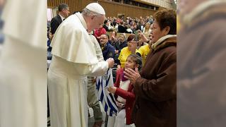 Alianza Lima: Papa Francisco recibió la camiseta blanquiazul de manos de una niña