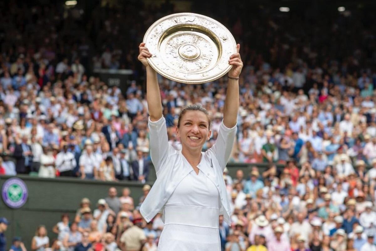 Simona Halep levantando su título en Wimbledon 2019. (Foto: Twitter)