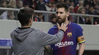 Insólito: hincha del Olympiacos bajó a la cancha besó a Messi en pleno partido del 'Barza' [VIDEO]