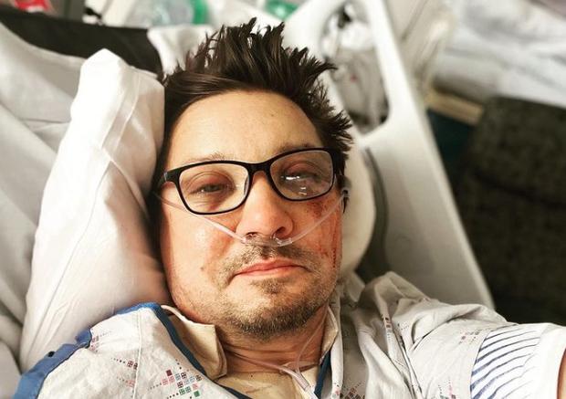 Jeremy Renner en la cama de hospital luego de haber sufrido un grave accidente (Foto: Jeremy Renner / Instagram)