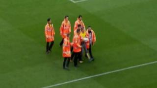 ¿No que era sin público? Hincha se metió a la cancha en el partido del Barcelona [VIDEO]