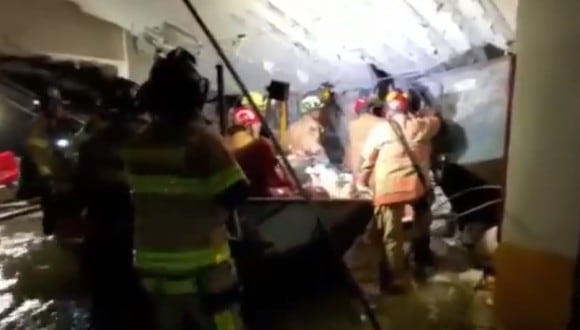 Siete bomberos bajo una agrietada estructura en un garaje del edificio Champlain Towers, en Surfside de Miami-Dade. (Foto: captura de pantalla | Twitter | Miami-Dade Fire Rescue)
