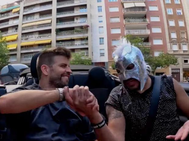 Gerard Piqué sorprendió al aparecer con el 'Escorpión Dorado' en Barcelona, el irreverente entrevistador enmascarado y encarnado por Alex Montiel. (Foto: @elpelucheenelestuche / YouTube)
