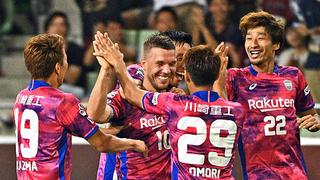 No vale llorar: las botas de Lukas Podolski con Oliver y Steve en su debut en Japón