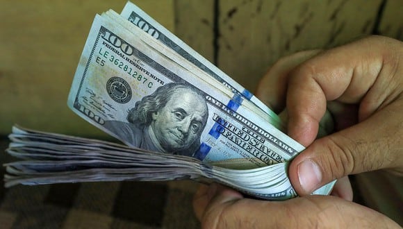 El dólar se negociaba a 20,1 pesos en el mercado de México este lunes (Foto: Reuters).