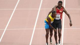 ¡Ejemplo de solidaridad! Fondista ayudó a otro a terminar los 5 mil metros en el Mundial de Atletismo en Doha [VIDEO]