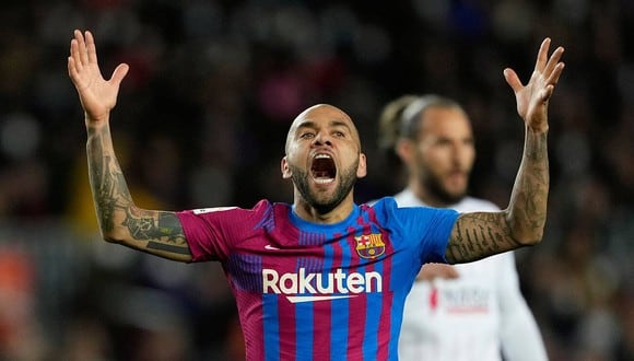 Dani Alves lamentó la eliminación del Barcelona de los cuartos de final de la Europa League. (Foto: Getty Images)