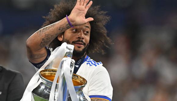 Real Madrid's Brazilian defender Marcelo celebrates with the Champions League trophy after Madrid 's victory in the UEFA Champions League final football match between Liverpool and Real Madrid at the Stade de France in Saint-Denis, north of Paris, on May 28, 2022.  (Photo by Paul ELLIS / AFP)

