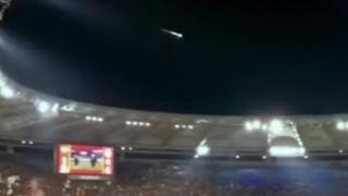 ¿Un OVNI sobre un estadio de fútbol en pleno partido? Este es el video que se volvió viral en redes sociales