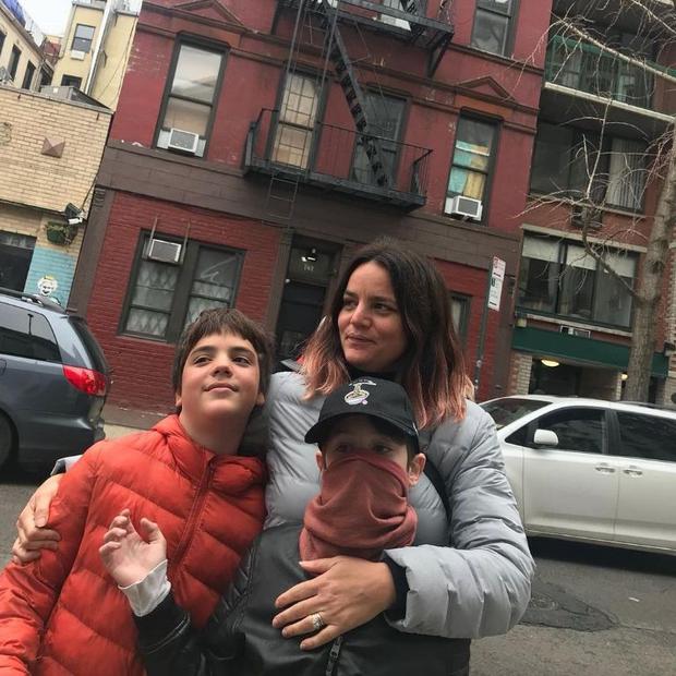 Javiera Balmaceda al lado de sus hijos (Foto: Pedro Pascal / Instagram)