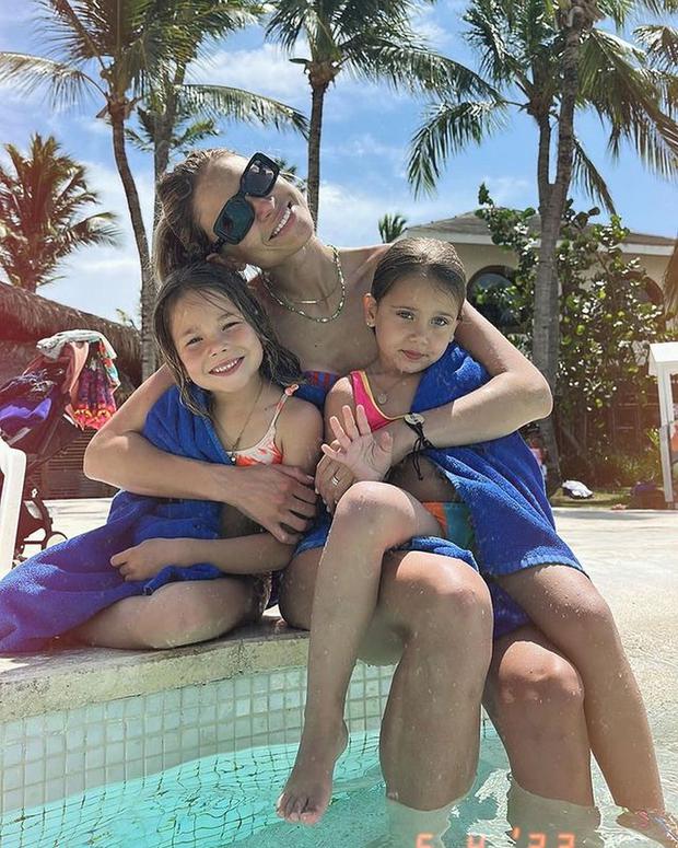 Carla junto a los hijos que tiene con Simeone (Foto: Carla Pereyra / Instagram)