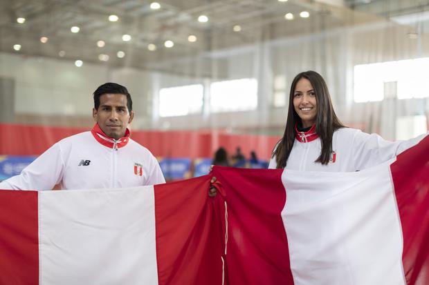 Juan Postigos y María Luisa Doig, los abanderados de la delegación peruana en los Juegos Bolivarianos. (Renzo Salazar)
