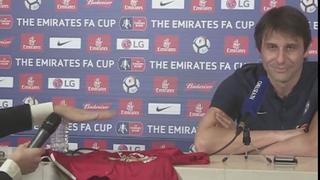 El gesto es imperdible: la reacción de Conte al recibir una camiseta con firma de Mourinho [VIDEO]