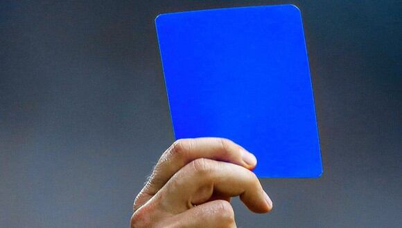 La IFAB busca implementar la tarjeta azul en los partidos de fútbol. (Foto: Difusión)