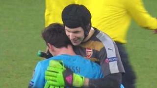Lionel Messi fue felicitado por Peter Cech tras acabar con su racha