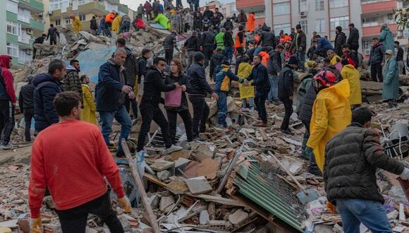Las labores de rescate continúan tras el potente terremoto que se registró en Turquía (Foto: AFP).