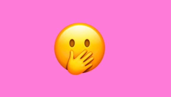 ¿Quieres saber qué significa el emoji de la cara que se tapa la boca en WhatsApp? Aquí te lo decimos. (Foto: Emojipedia)