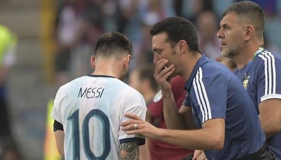Lionel Scaloni quita presión a Lionel Messi antes de la final de la Copa América. (Foto: AFP)