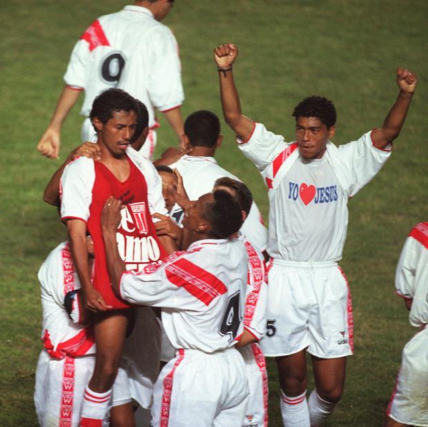 En su tercera Eliminatoria, Roberto Palacios hace famoso el polo del 'Te amo Perú', tras su gol en el triunfo sobre Paraguay por 2-0, el 29 de marzo del 2000. Era el tiempo donde ser hincha de la 'bicolor' era muy duro. (Foto: Roberto Matta / EL COMERCIO)