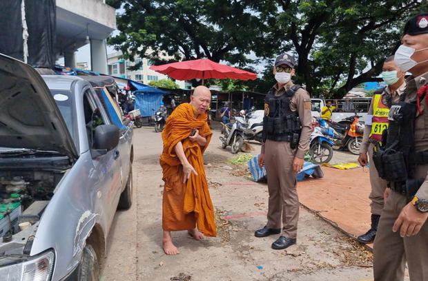El monje fue bajado de su auto mientras afirmaba que fue contactado por el "espíritu santo". (Foto: Viral Press)