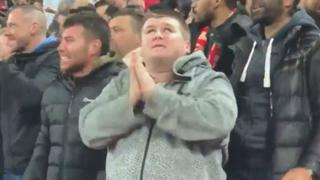 Y dicen que solo es fútbol: hincha invidente del Liverpool celebró así el gol ante Napoli [VIDEO]