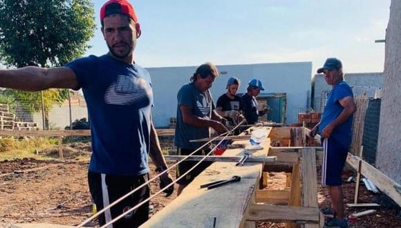 Jonathan Dos Santos en plena construcción de su nuevo hogar. (Foto: Ovación de Uruguay)