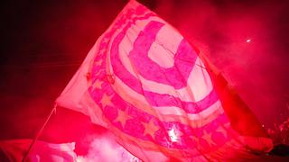 Aliento ‘crema’: el espectacular banderazo para recibir al plantel de Universitario en Trujillo