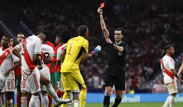 Carlos Zambrano was sent off in the duel against Morocco.  (Photo: EFE)