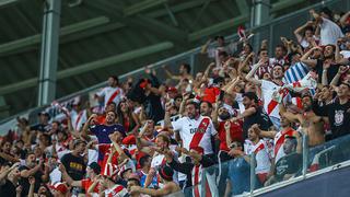 ¡Duelo de hinchadas! Fanáticos de River Plate y Gremio calientan la previa en las tribunas [VIDEO]