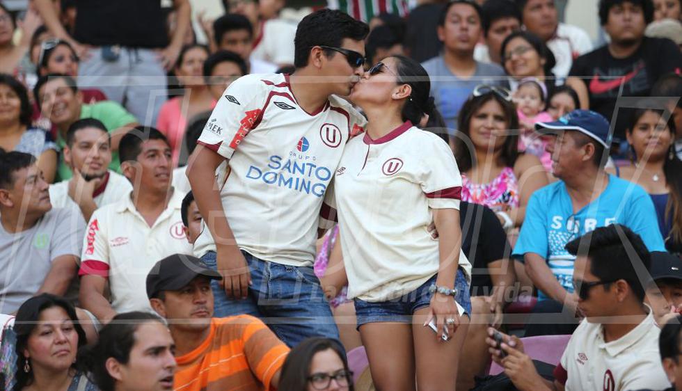 Los hinchas de Universitario de Deportes festejaron el 'Día de San Valentín' en las tribunas. (Jesús Saucedo)