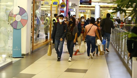 Los centros comerciales son el lugar preferido por el público para los paseos en familia o con amigos. (Foto: GEC)