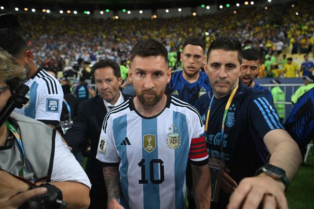 Lionel Messi retiró del campo tras ver la represión de la Policía a los hinchas. (Foto: Getty)