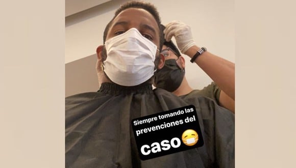 Jefferson Farfán y su barbero con los tapabocas. (Instagram)