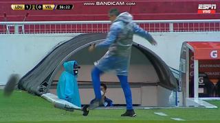 Se desquitó con el micrófono: la furia del DT de Vélez durante la derrota ante Liga de Quito [VIDEO]
