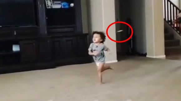 Ayah dan anak ini viral karena gameplay epik mereka (Video: TikTok/@decruzt.23).