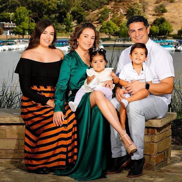 Karyme Lozano junto a su hija de su primer matrimonio y a su actual esposo y sus dos hijos en común (Foto: Karyme Lozano / Instagram)