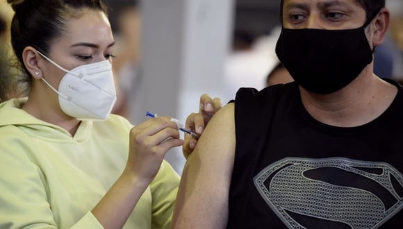 El gobierno de la Ciudad de México prevé vacunar a 594 mil 602 personas de 18 a 29 años (Foto: AFP)