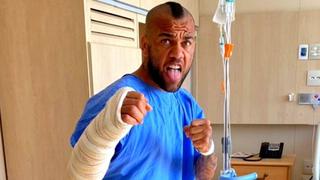 Sorpresiva recuperación: el mensaje de Dani Alves tras operación por fractura en el brazo
