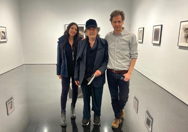 Noor Alfallah junto a Al Pacino en una exposición de arte (Foto: Noor Alfallah/Instagram)