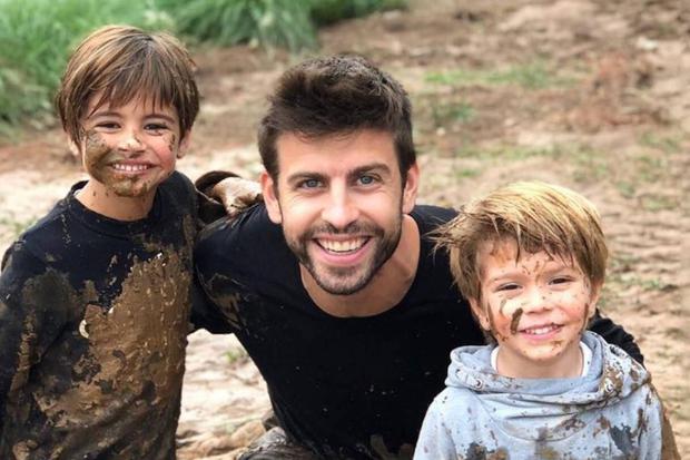 Gerard Piqué junto a Milan y Sasha, sus hijos con Shakira (Foto: Gerard Piqué / Instagram)