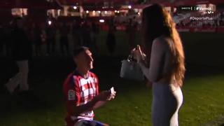 Aún no se ha visto todo: goleador del Granada pide matrimonio en el campo de juego [VIDEO]