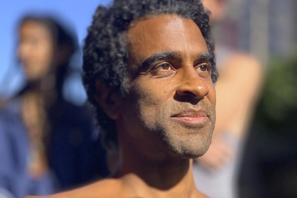 Obi Ndefo decidió dar un giro positivo a su vida luego del accidente (Foto: Obi Ndefo GoFundMe)