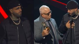 Latin Billboard 2022: Nicky Jam llora al recibir premio de manos de su padre | VIDEO 