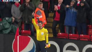 Muy mala suerte: árbitro pasó serios problemas con banderín en el Liverpool-Roma [VIDEO]